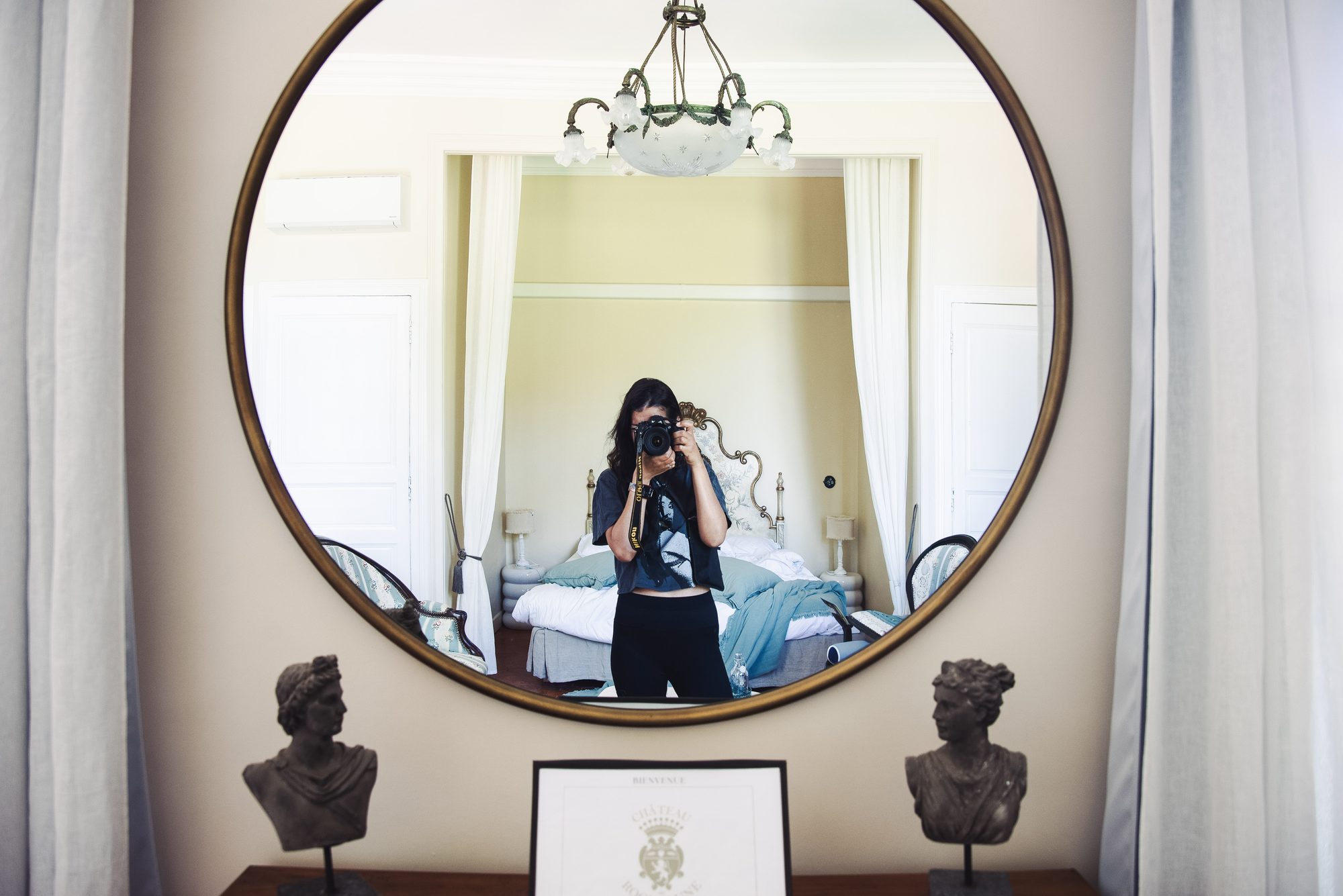 Narnelli, photographe de mariage, en repérage dans une chambre de château