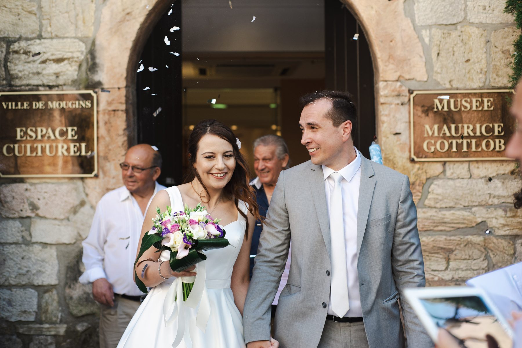 Sortie de mairie sous les confettis, Mougins