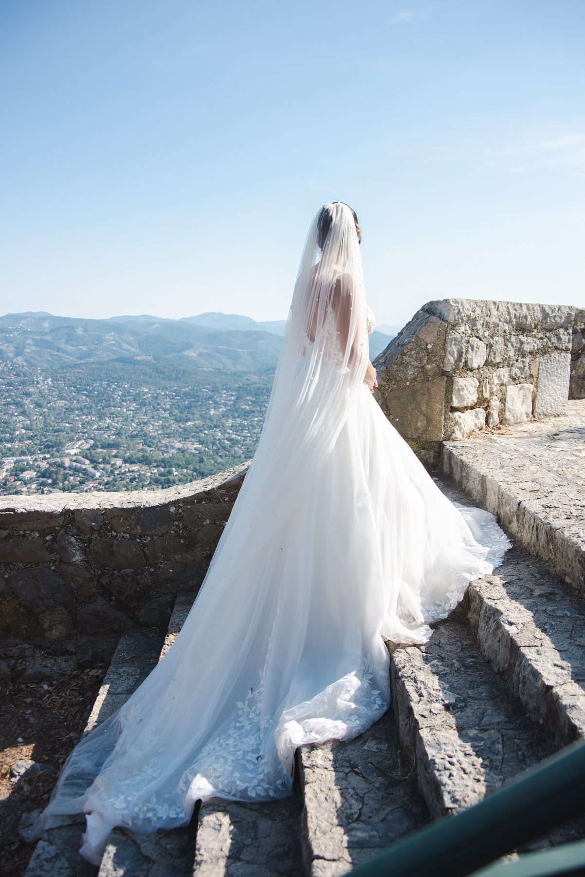 La mariée face à la vallée depuis les remparts
